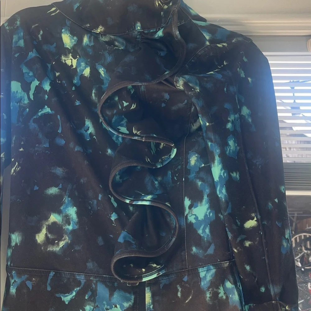 Karma Black and Blue Ruffled sleeve activewear - Picture 2 of 5